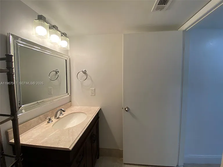 2841 N Oakland Forest Dr — Photo 10