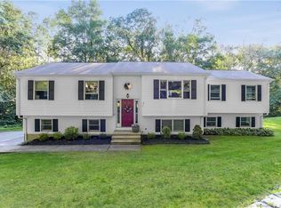 7 Tanglewood Dr, Preston, CT 06365