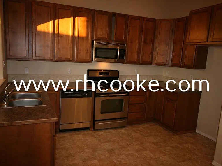 9204 N Oak St — Photo 11