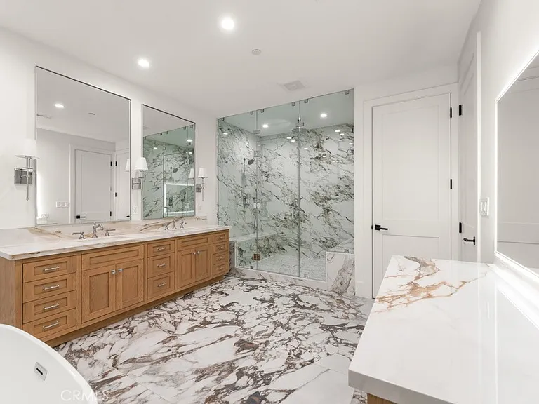 8065 Lloyd Ave — Photo 16