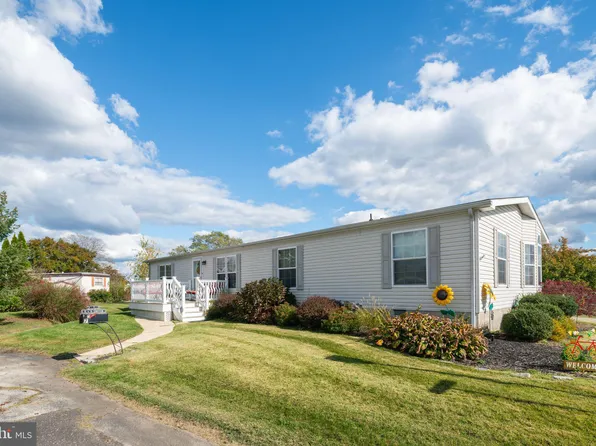 7 Holly Dr, Sicklerville, NJ 08081