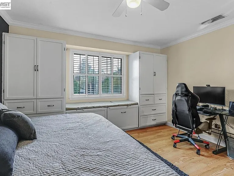 828 Hollowbrook Dr — Photo 16