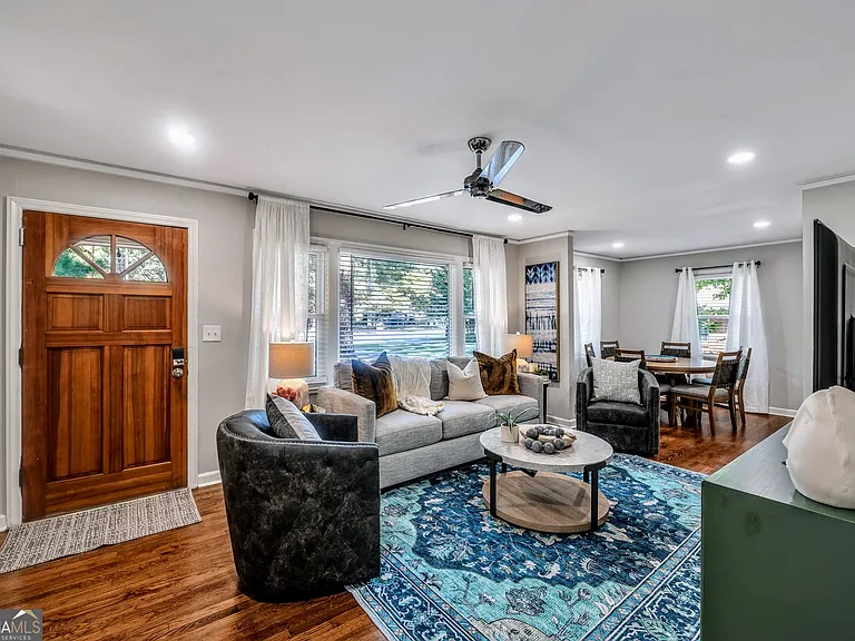 1131 Stoneybrook Rd — Photo 3