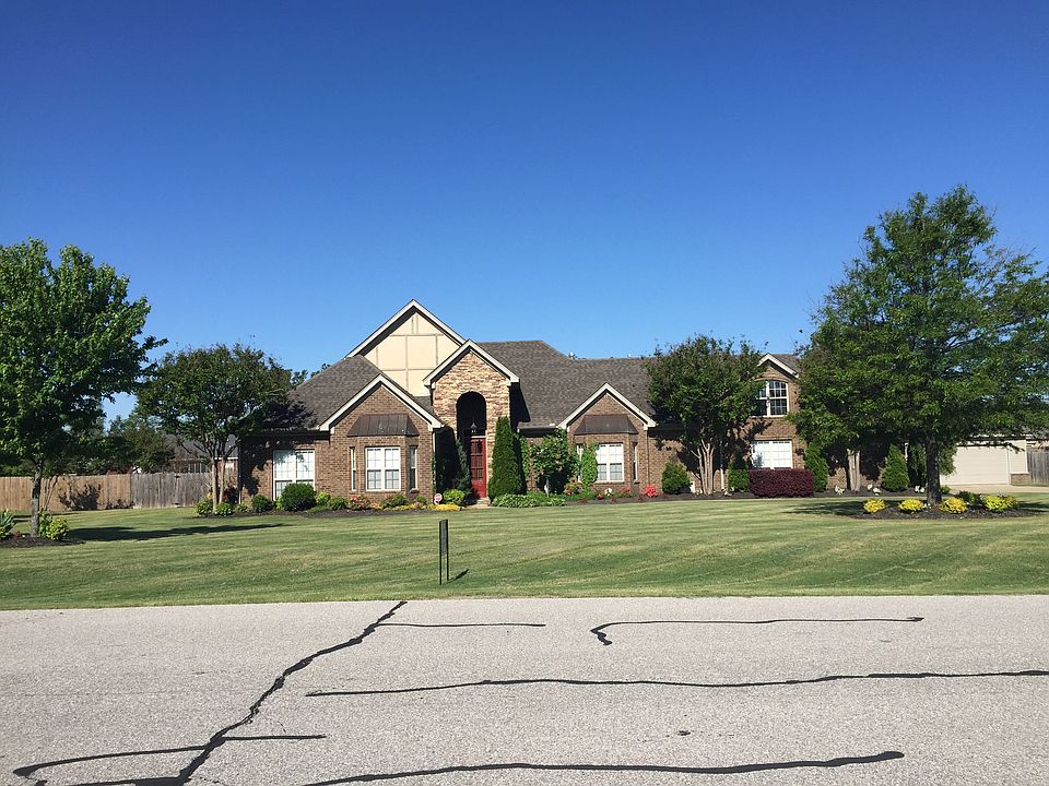 1st image of 608 Charleswood Dr