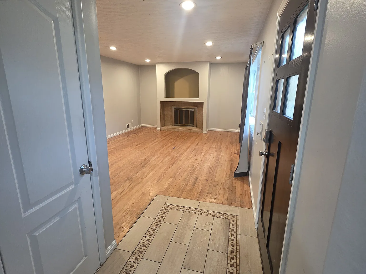 4 bed, 3.5 bath, 1900 sqft, $2,500 — Photo 2