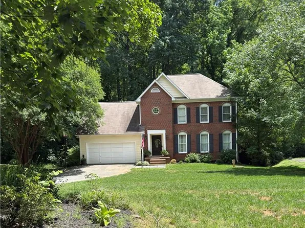1053 Greenly Dr, Pfafftown, NC 27040