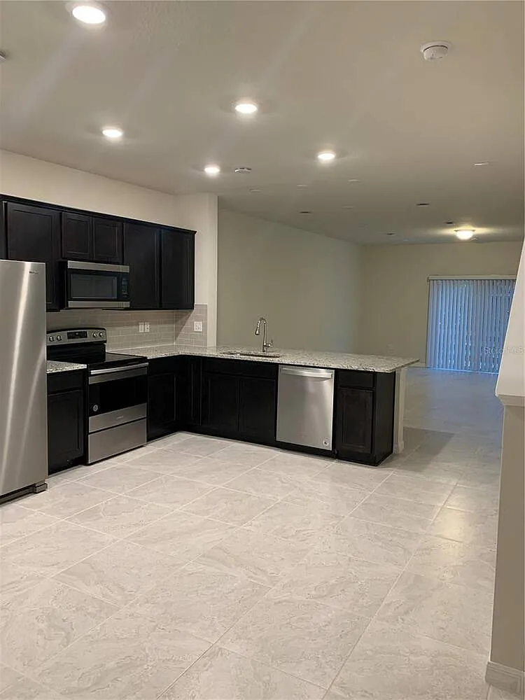3 bed, 2.5 bath, 1699 sqft, $2,200 — Photo 2