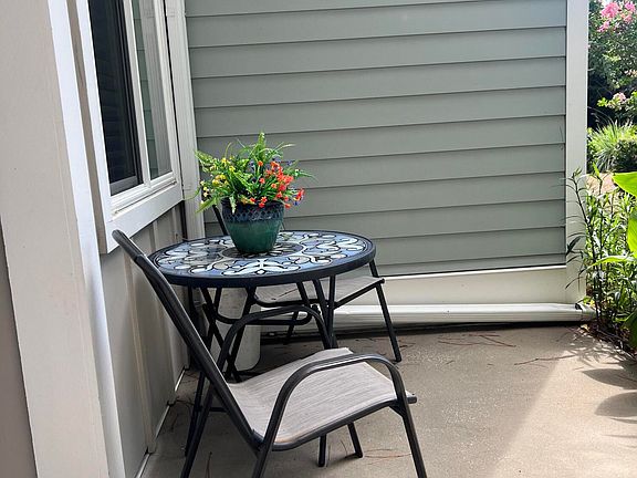 4th image of 264 Alexandra Dr Unit 10