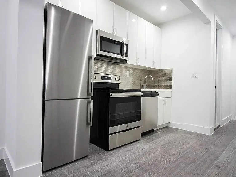 967 Willoughby Ave #3R — Photo 1