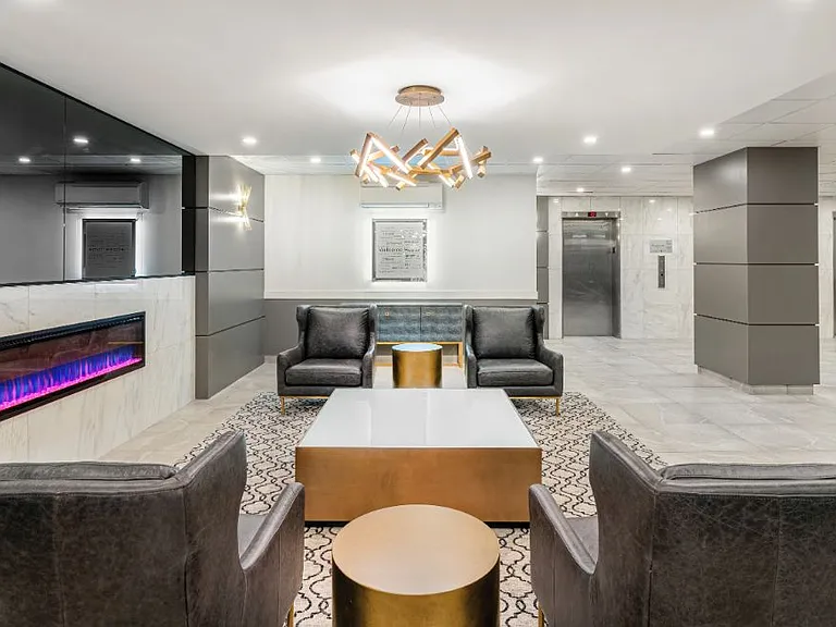 812 King St W — Photo 3