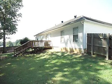 2106 Redwood Dr — Photo 3