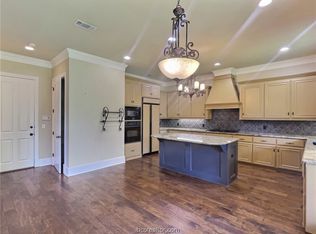 3224 Founders Dr #33, Bryan, TX 77807