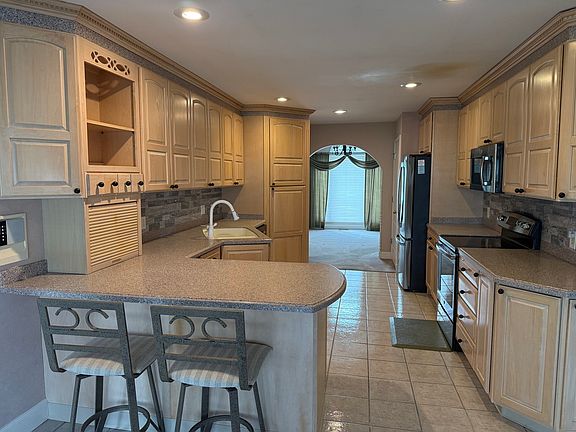 4th image of 810 New Day Way