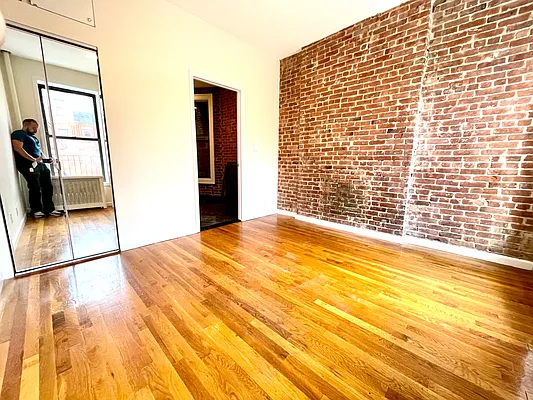 Rented by Astoria Realty | media 19