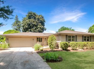 2114 Country Knoll Ln, Elgin, IL 60123