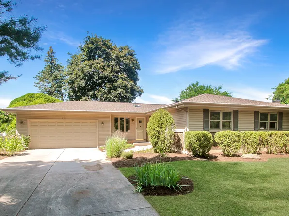 2114 Country Knoll Ln, Elgin, IL 60123