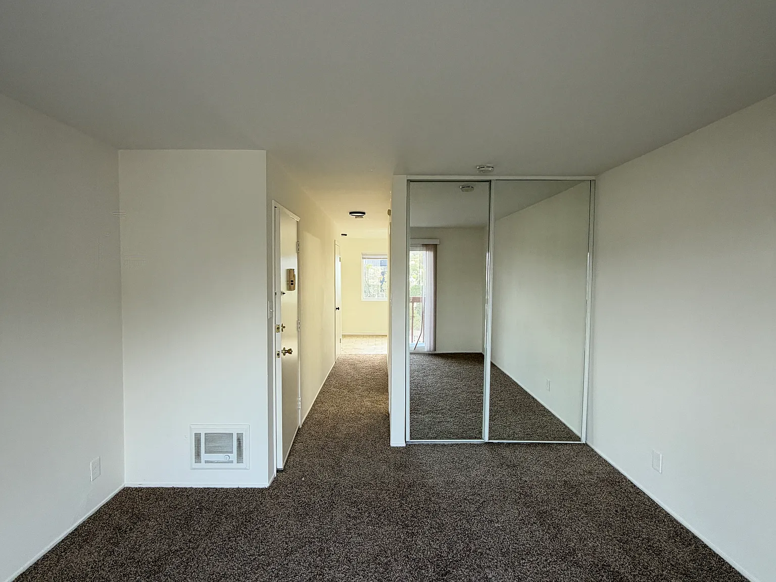 Studio, $2,400 — Photo 4