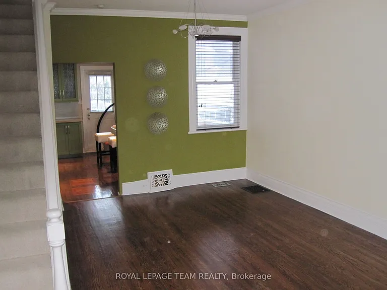 35 Ivy Cres — Photo 5