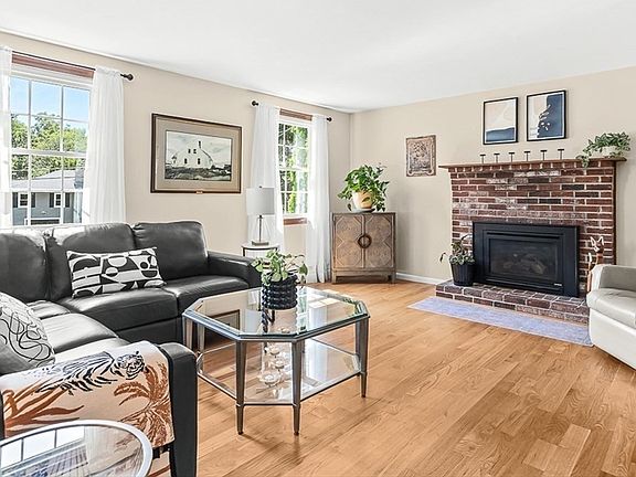 4th image of 84 Derby St