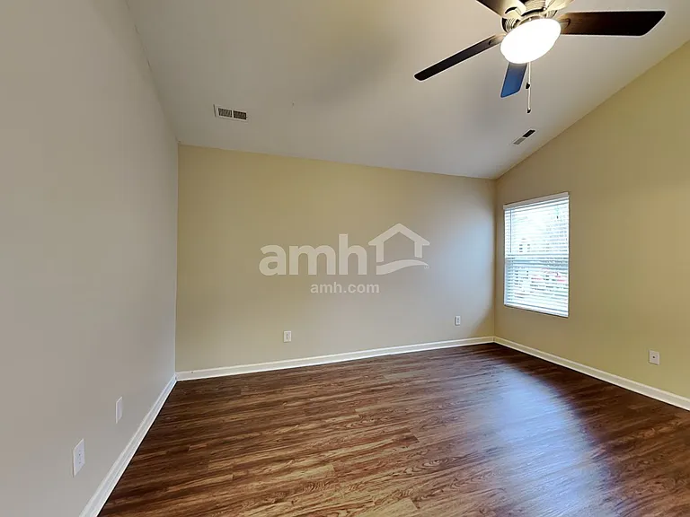 412 Galesburg Dr — Photo 8