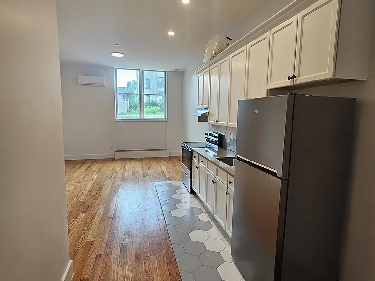 Elliott Ave — Photo 2
