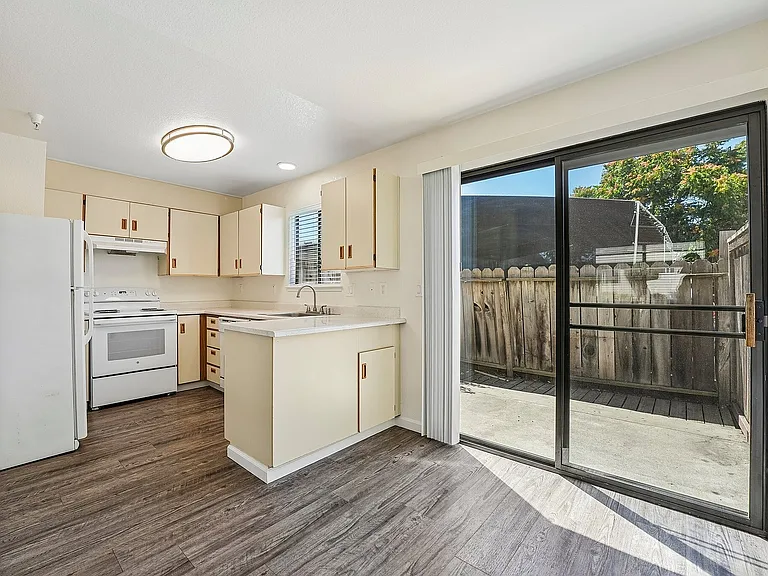 18-web-or-mls-403-425 Junction Ave 109A-S1807-016