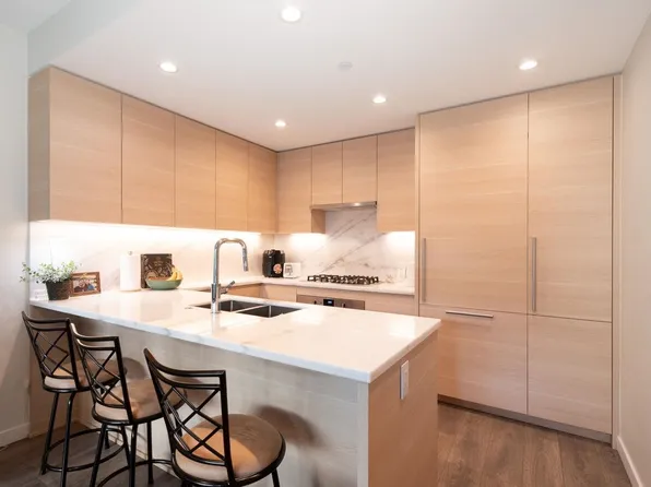 308 Morrissey Rd #905, Pt Moody, BC V3H 0M2
