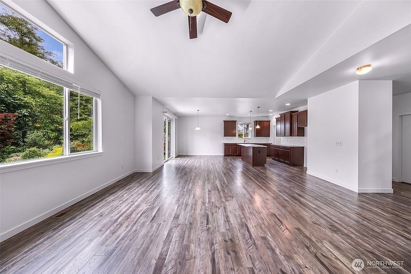 5th image of 927 Clearwater Court