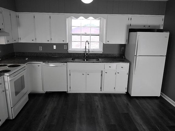 Upper floor kitchen with granite counter tops (1 of 2 kitchens)