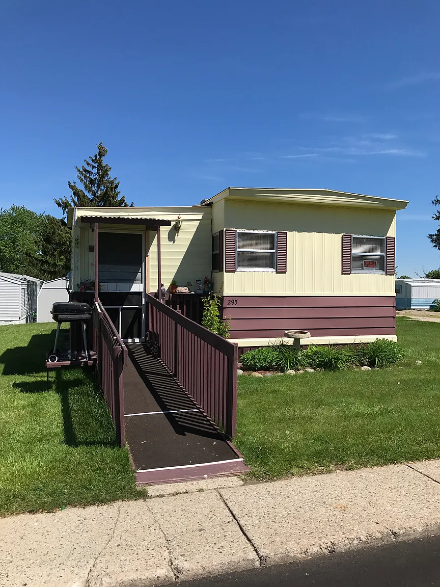 295 Grayling St photo 1