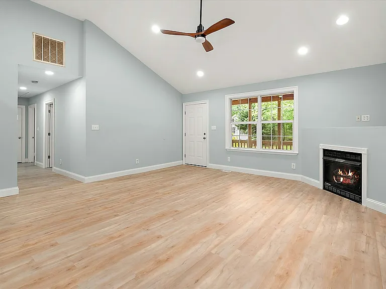 39 Nottingham Ln — Photo 4