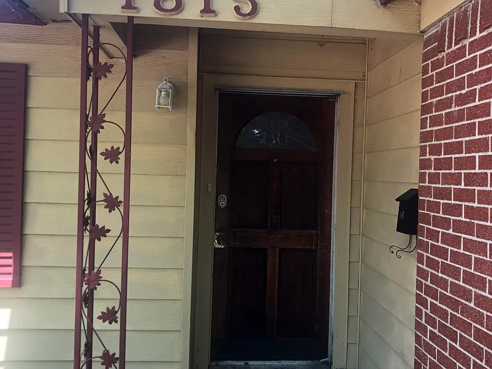 1815 Dennis St