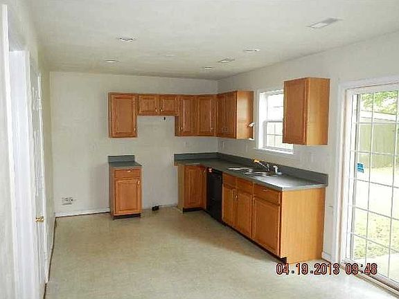 5th image of 710 Edinburg Ave