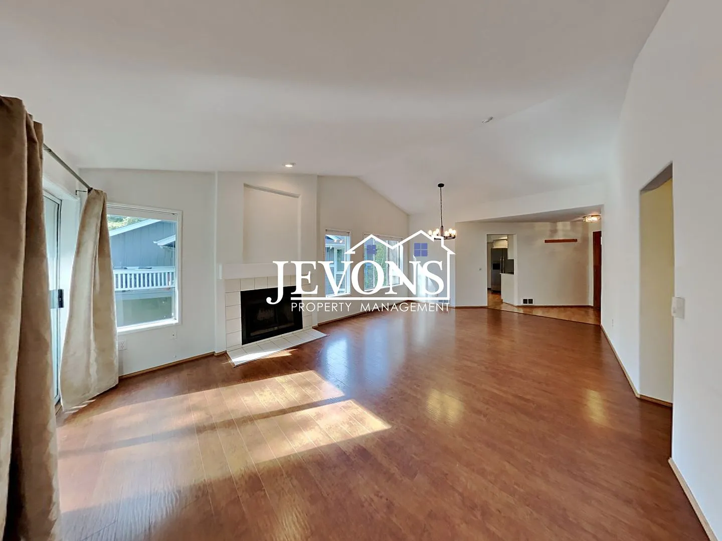 Fabulous 2 Bedrooms, 2 Bathroom, Top-Floor Condo in Klahanie — Photo 4