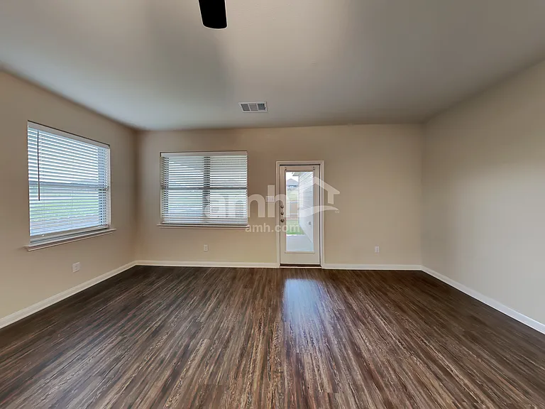 724 Lansman Trl — Photo 5