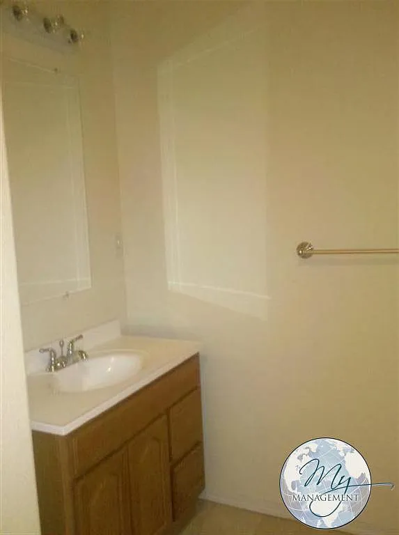3 bed, 1.0 bath, 1008 sqft, $1,155 — Photo 3