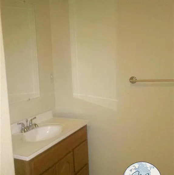 3 bed, 1.0 bath, 1008 sqft, $1,330 — Photo 3