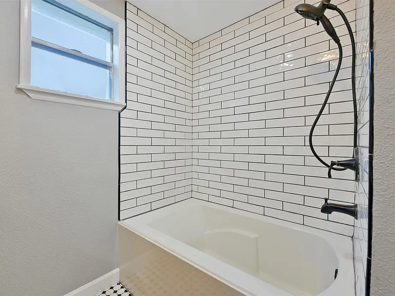 3427 Avenue L — Photo 22