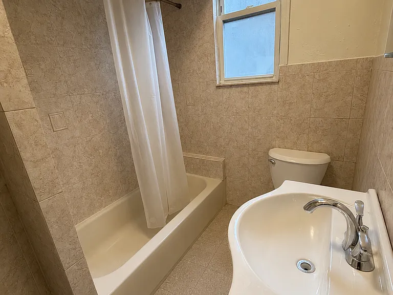 729 W Butler St #2 — Photo 4