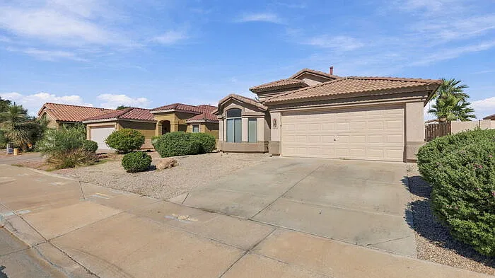 3 bed, 2.0 bath, 1523 sqft, $2,370 — Photo 1