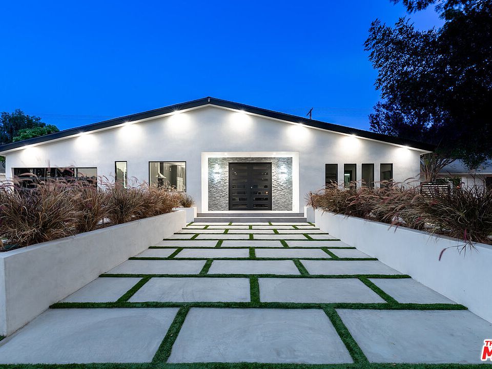 1st image of 23056 Leonora Dr