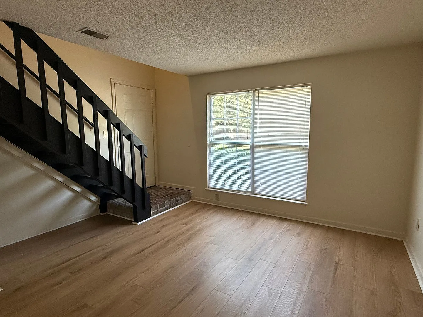 1 Bedroom Loft Style Apartment - Available now! — Photo 1