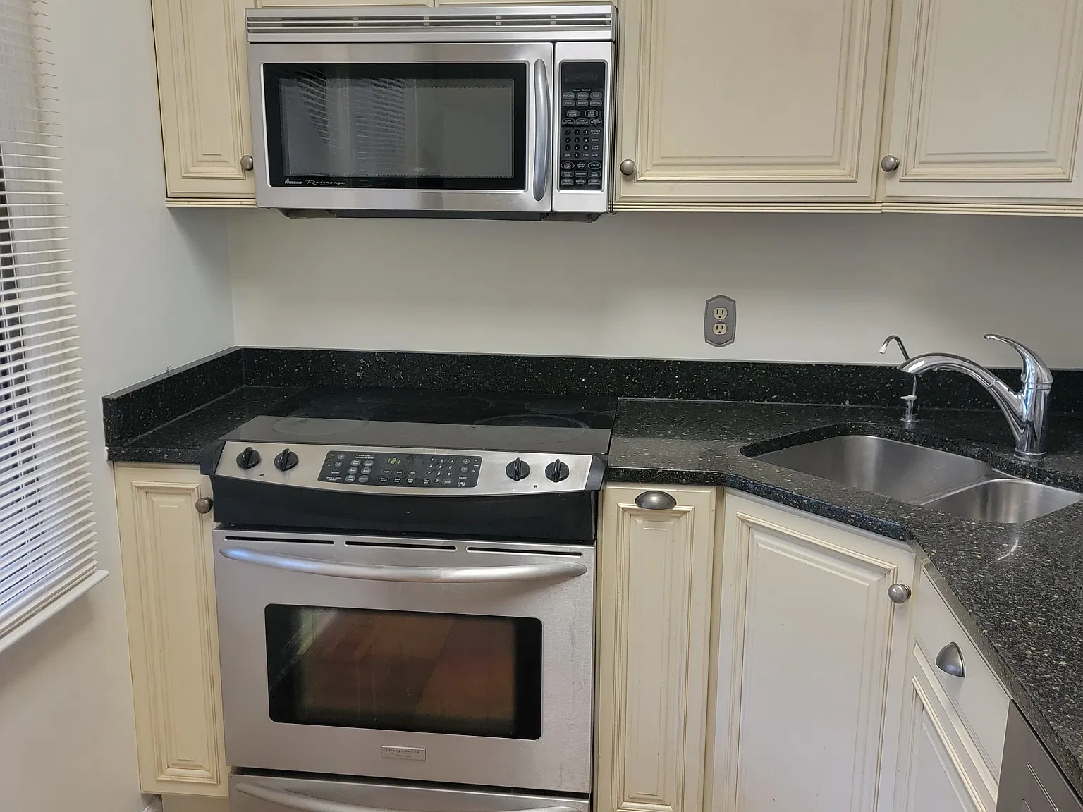 3 bed, 1.5 bath, 1435 sqft, $2,500 — Photo 3