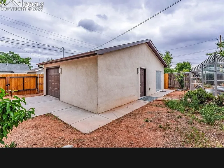 2414 N Greenwood St — Photo 14