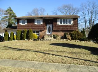 28 Barrington Dr, Wheatley Heights, NY 11798