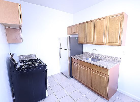 4th image of 132-70 Sanford Ave #5-D