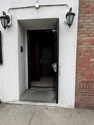 304 Main St Photo 1