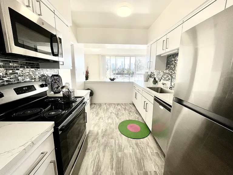 Occidental Towers Apartments — Photo 126