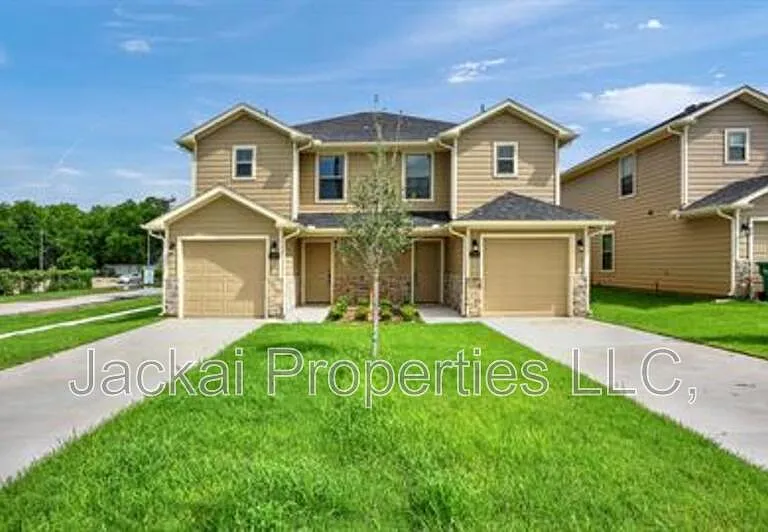 243 W Forest Ave — Photo 3