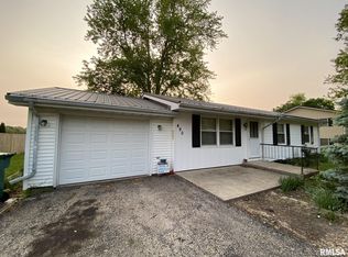 490 S Hall St, Roseville, IL
